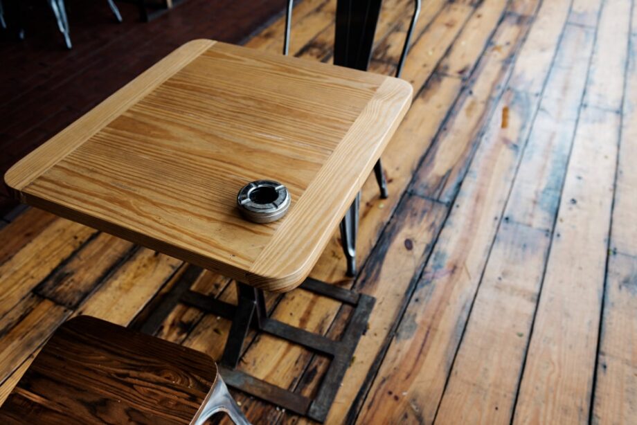 Pied de table en fonte à nettoyer